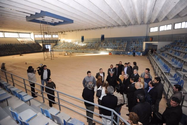 How many people does Palacio de los Deportes hold?