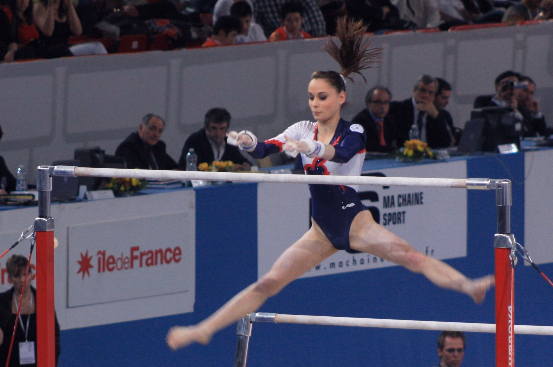 ¿Cuál es la distancia entre las barras asimétricas en gimnasia artística?