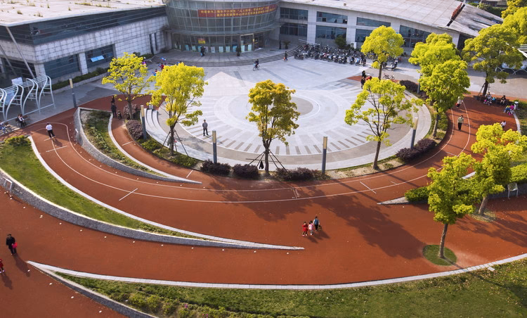 ¿Cuánto vale la entrada al parque deportivo?