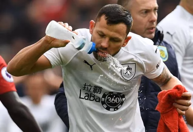 ¿Por qué los deportistas siempre escupen agua?