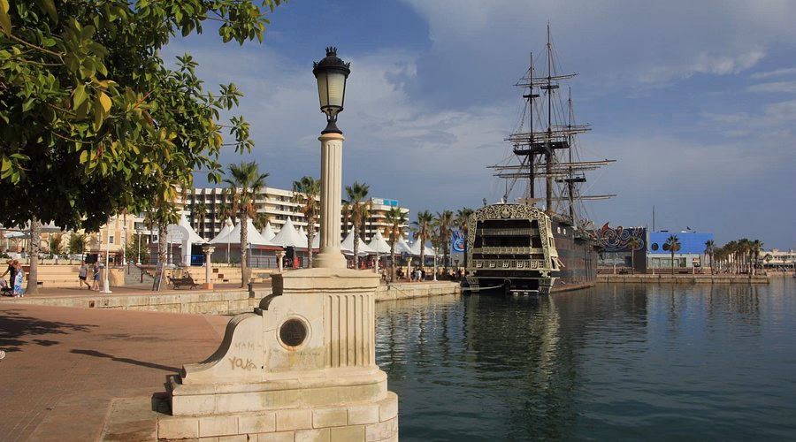 Does Benidorm have a harbour?