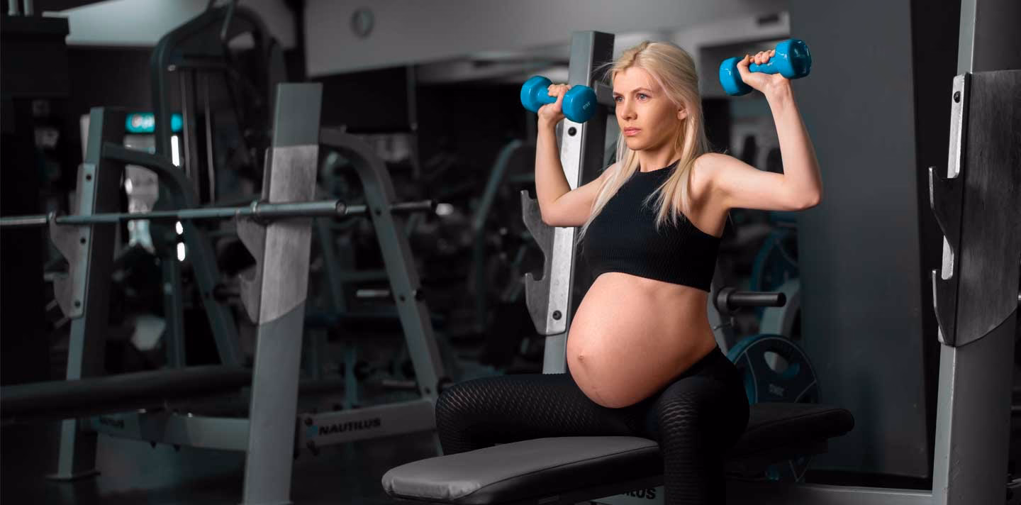 ¿Cuánto peso puede cargar una mujer embarazada en el gimnasio?