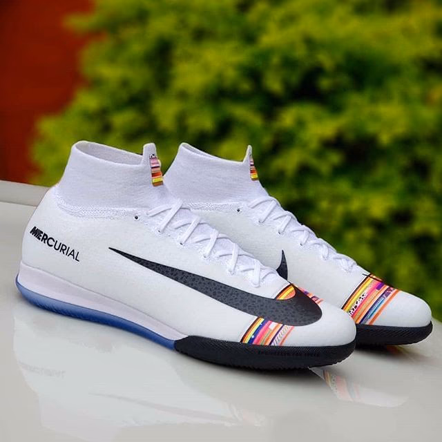 ¿Qué tipo de calzado se recomienda para jugar fútbol?